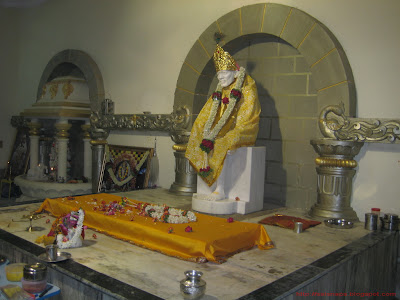 Yellow Baba Sai Wallpaper: Sai Baba In Yellow Dress