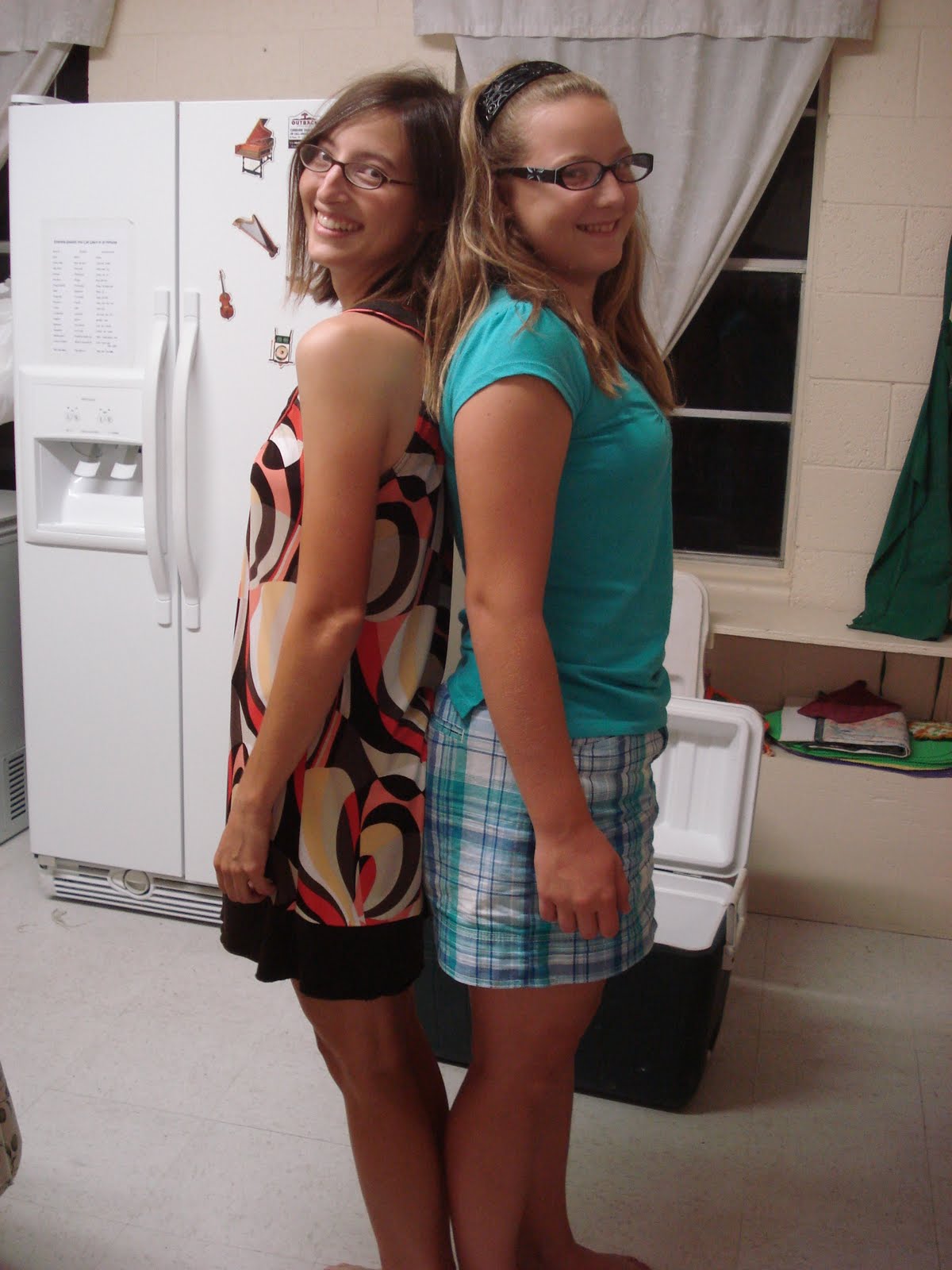 дочь таллер. She is taller her sister. Taller sister. Daughter taller than. Daughter taller than.