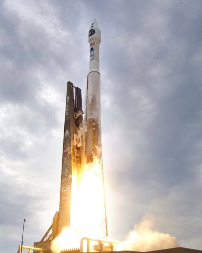 [lrolaunch_nasa+-+rescale.jpg]