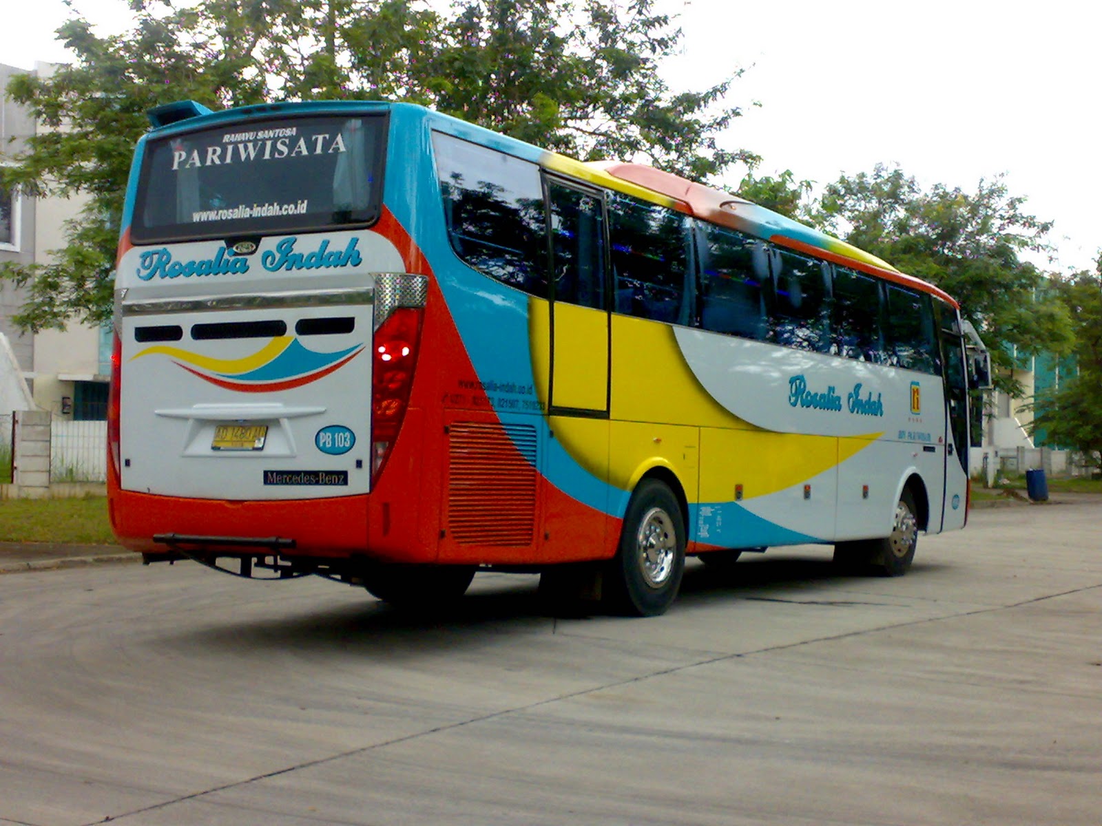 Rosalia Indah: Lebih dari Sekadar Bus Pariwisata, Sebuah Legenda di Jalan Raya