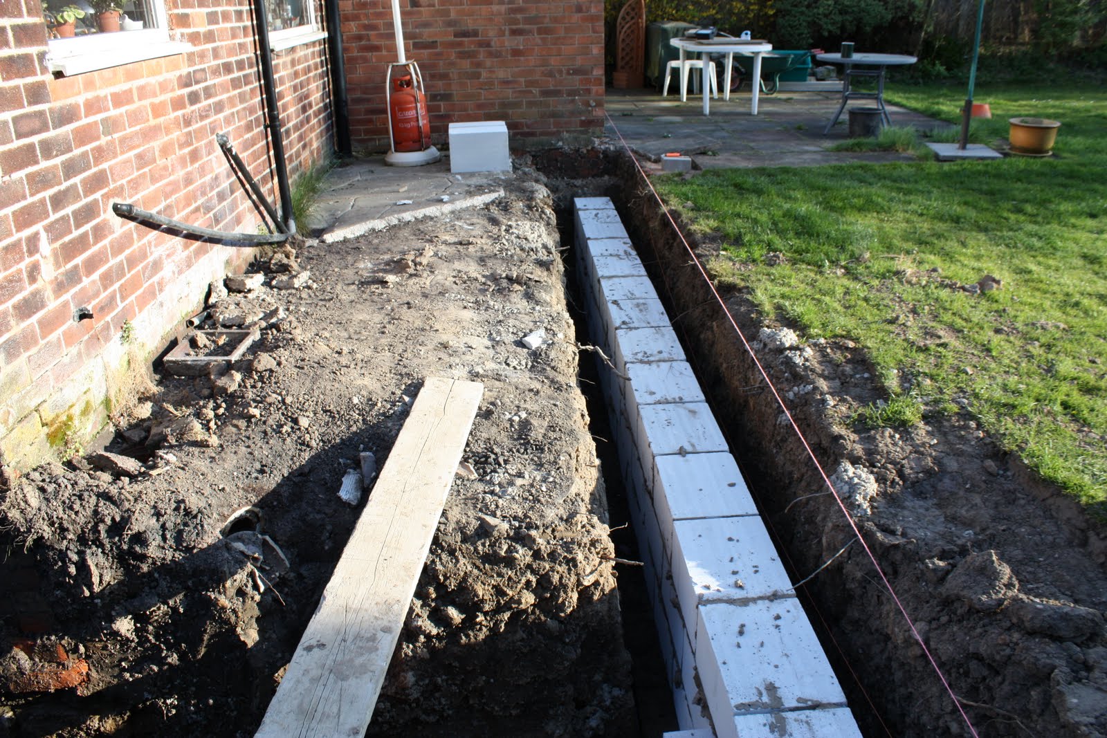 Suzy and Gav's Home: Week 4 - Blockwork on the concrete