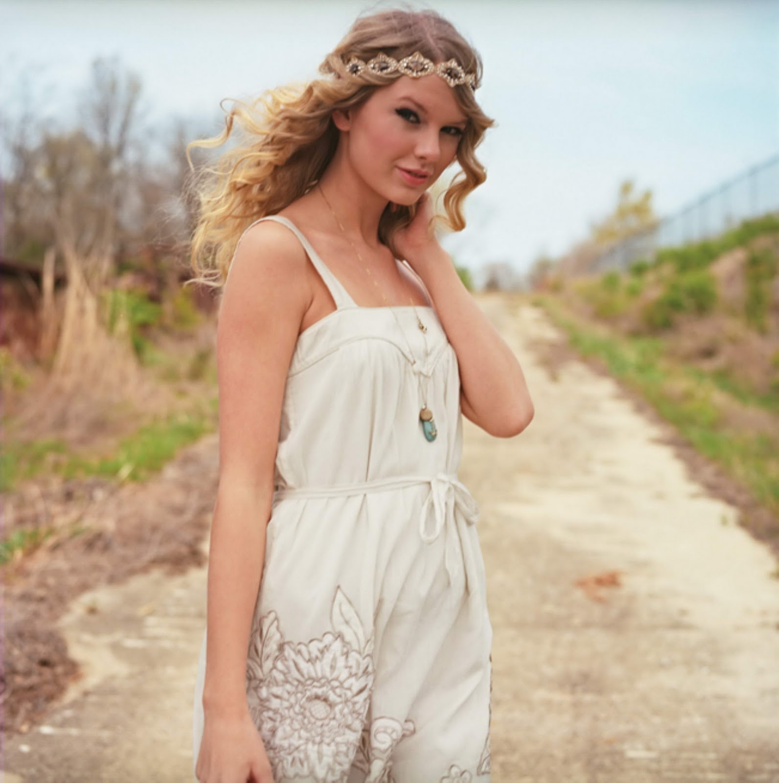 http://2.bp.blogspot.com/_cyH_7sPxVcQ/TKW534iG4JI/AAAAAAAAGL4/Gky8drexorE/s1600/Taylor+Swift+in+beautiful+photoshoot+wearing+white+floral+dress+(2).jpg
