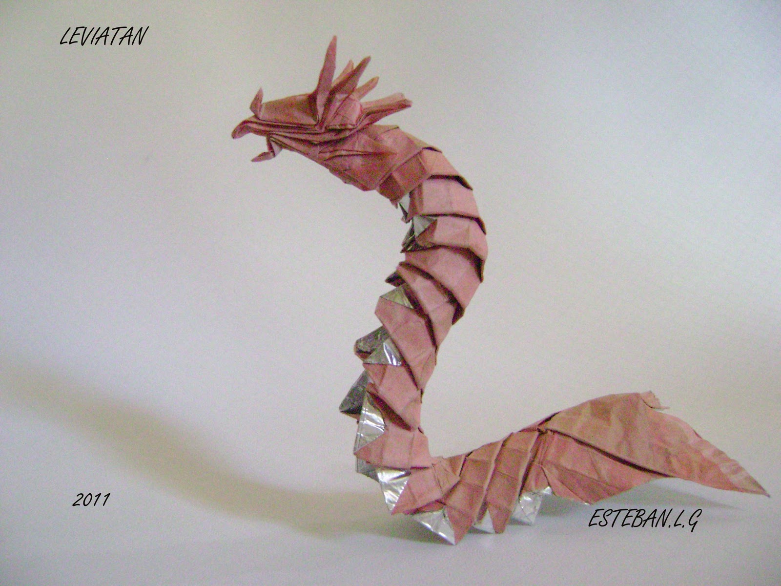 DOBLANDO Y PLEGANDO: LEVIATAN