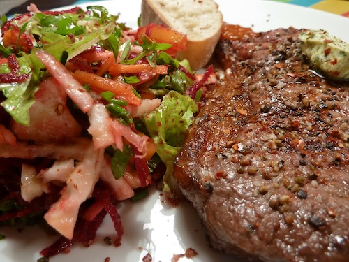 Basilico &amp; Biscotti: Bunter Salat als Beilage zum Steak