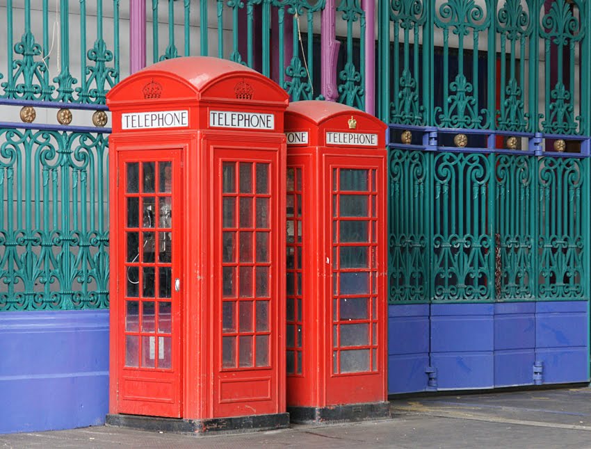 KING'S CROWN  K6 RED TELEPHONE BOX CAST OF THE TUDOR BOOTH KIOSK, 