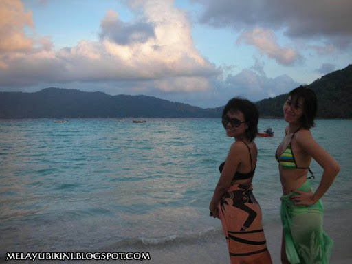 Gambar Bogel Zoom 1 Malaysia with Awek Bikini   Melayu Boleh.Com