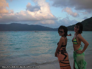 Gambar Bogel Zoom 1 Malaysia with Awek Bikini   Melayu Boleh.Com