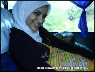 Gambar Bogel Mengorat Gadis Melayu Bertudung di Bus Stop   Melayu Boleh.Com