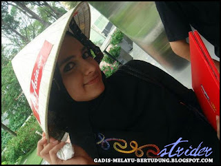 Gambar Bogel Mengorat Gadis Melayu Bertudung di Bus Stop   Melayu Boleh.Com