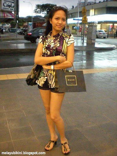 Gambar Bogel Gadis Melayu Bikini in Swimming Pool   Melayu Boleh.Com