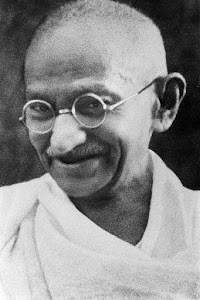 Mahatma Gandhi [[Ficheiro:Portrait Gandhi.jpg|thumb|Legenda]]