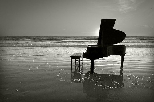 [piano+on+the+sea.jpg]