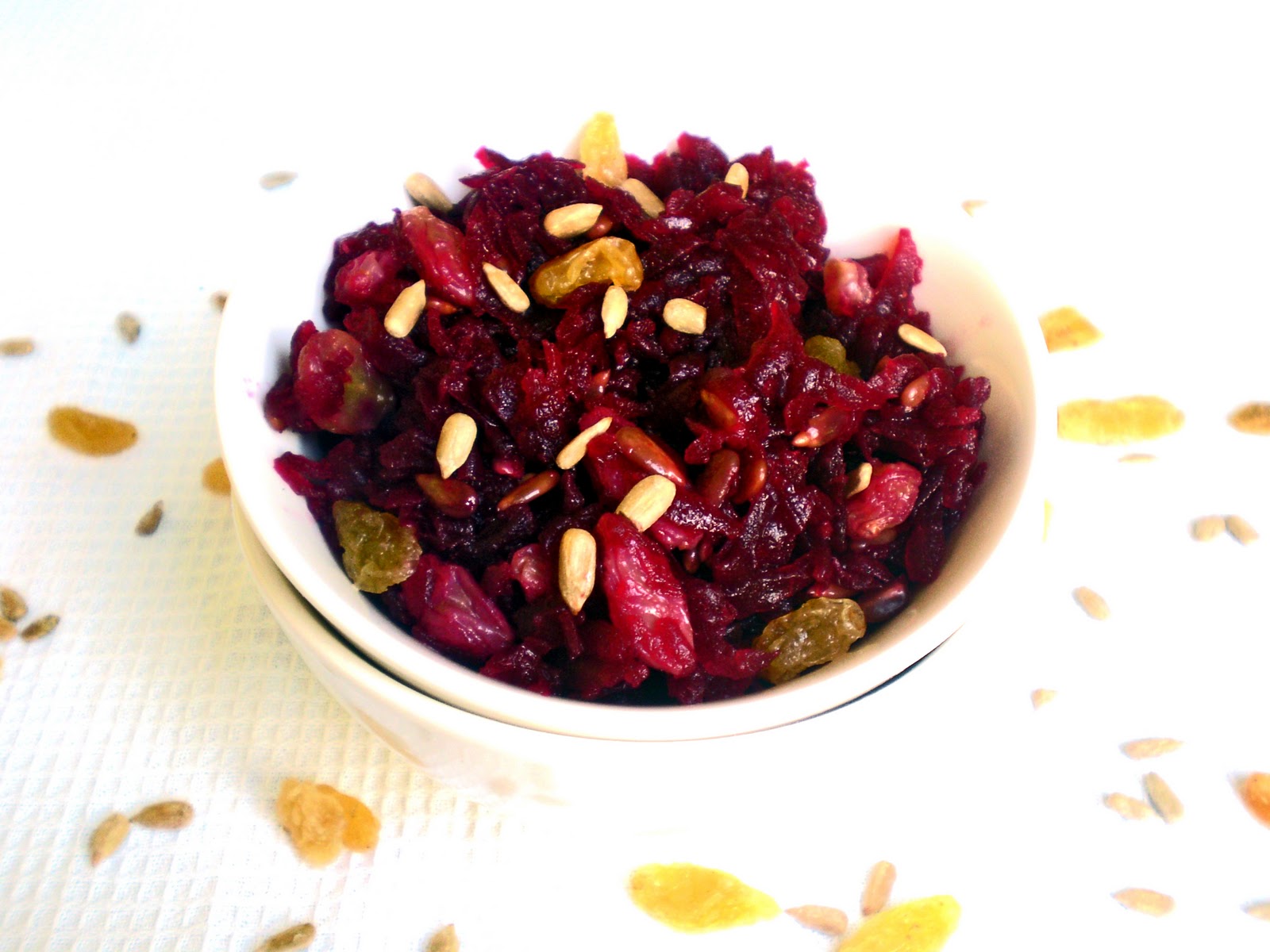 грецкие орехи свекла яблоко салат. салат свекла гранат грецкий орех. свекольный салат с изюмом. салат свекла с изюмом. салат из свеклы с орехами грецкими и изюмом.