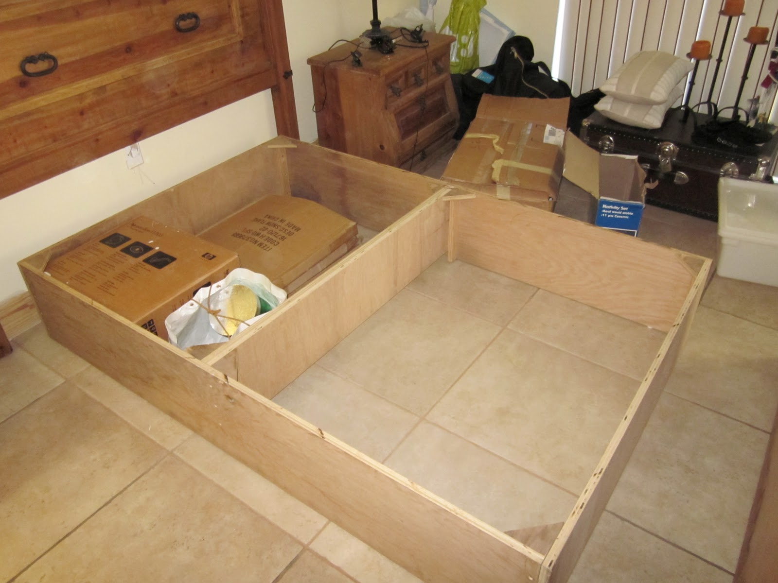 FERNANDEZ CABINET: CAMA DE PLATAFORMA DE MADERA QUE SIRVE PARA GUARDAR