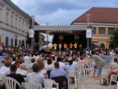 Muziekvoorstelling op het centrale plein in Vác
