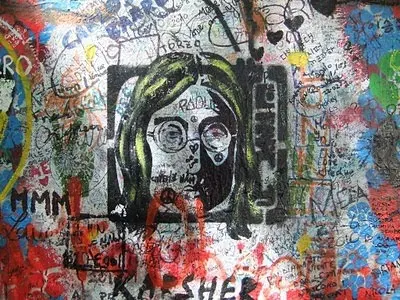 JOHN LENNON em um muro no bairro de Mala Strana em Praga
