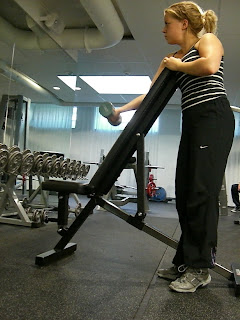 Bicepscurls+mot+b%C3%A4nk - Bicepscurls - tips på styrkeövning