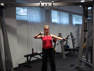 axel%C3%B6vning+fram - Powerwalk och träning för bröst, triceps och axlar