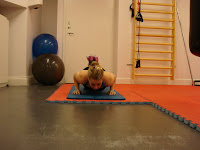 Trivcepsarmh%C3%A4vning+p%C3%A5+kn%C3%A4n+framifr%C3%A5n - Tricepsarmhävningar - Veckans övning