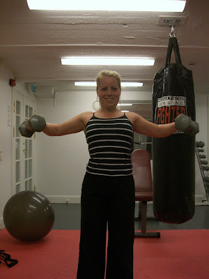 Axel%C3%B6vning+%C3%A5t+sidan+med+hantlar - Axeldrag åt sidan - Veckans Övning