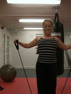 Axel%C3%B6vning+%C3%A5t+sidan+med+tr%C3%A4ningsrem - Axeldrag åt sidan - Veckans Övning