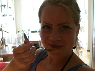 Karin+testar+jordn%C3%B6tssm%C3%B6r+2 - Test av jordnötssmör och bakning av proteinhavrebollar