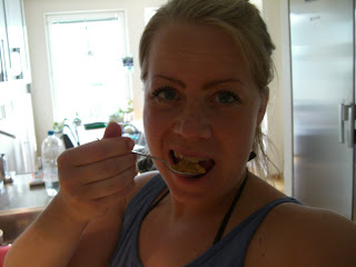 Karin+testar+jordn%C3%B6tssm%C3%B6r+1 - Test av jordnötssmör och bakning av proteinhavrebollar