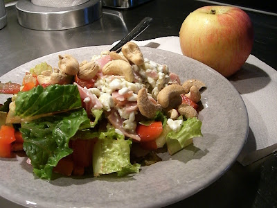 CIMG4469 - Keso, rökt skinka, grönsaker och cashewnötter