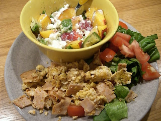 CIMG4865 - Äggröra med kesosallad