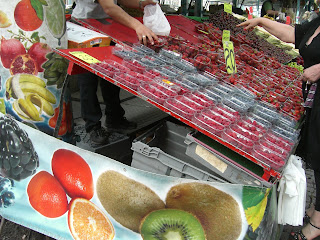 H%C3%B6torget - Färska bär på Hötorget är väl värt en omväg