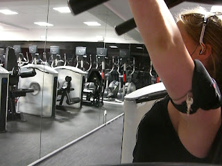 Axlar+press+%C3%B6ver+huvudet+WC+Vasastan - Regnigt och blött och sedan styrketräning