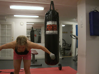 Axelpress+med+hantlar+f%C3%B6r+baksida+axel+1 - Stående utåtgående armsväng - Veckans övning