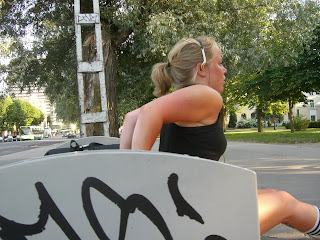 Triceps+push+ups+mot+b%C3%A4nk+2 - Styrketräning i en park i Tallinn