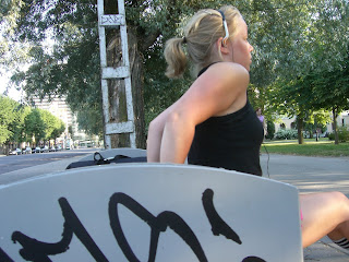 Triceps+push+ups+mot+b%C3%A4nk+1 - Styrketräning i en park i Tallinn