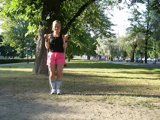 Bicepscurls - Styrketräning i en park i Tallinn