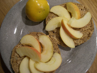 Frukost+med+sm%C3%B6rg%C3%A5s+med+jordn%C3%B6tssm%C3%B6r+och+%C3%A4pple - Annorlunda morgon