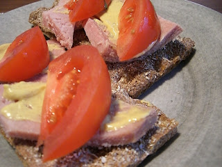 Kn%25C3%25A4ckebr%25C3%25B6d%2Bmed%2Bjulskinka%252C%2Bsenap%2Boch%2Btomat - Välj smart på julbordet