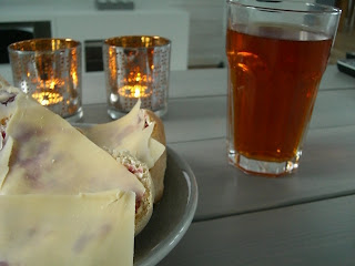 Frukost%2Bmed%2Bte%2Boch%2Bbageribr%25C3%25B6d - Lyxig lördagsmorgon