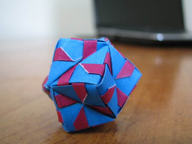 Steve and Megumi Biddle Essential Origami 12-unit sonobe ball Pink and Blue