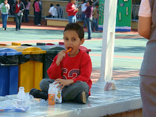 2008 Febrero 16 - Ben comiendo su lunch