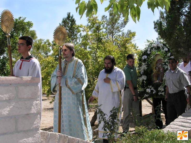 [procession%20with%20fans.jpg]