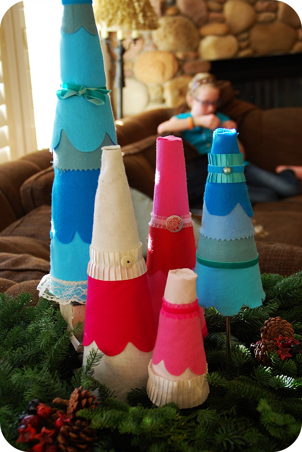Felt Christmas Tree TUTORIAL {by Tatertots and Jello} - craft - Little Miss  Momma
