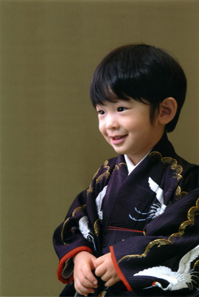 子供だけで、漫画やアニメが大好き: Little Prince Hisahito Shinnō (悠仁親王)