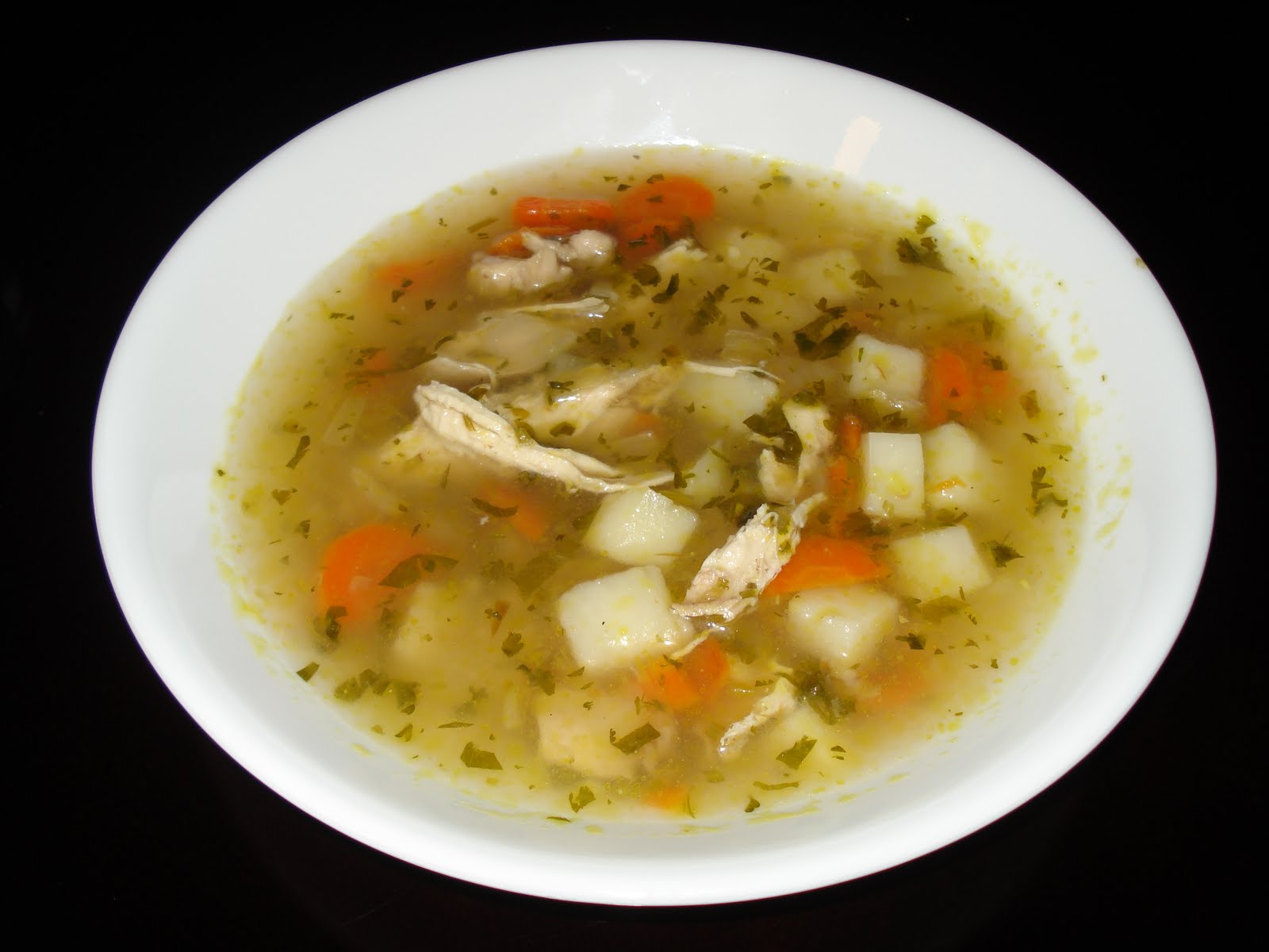 Суп с курицей и морковью. Картофельный суп с курицей. Куриный суп с рисом и картошкой. Суп картофельный с рисом и курицей. Суп куриный с картофелем и рисом.