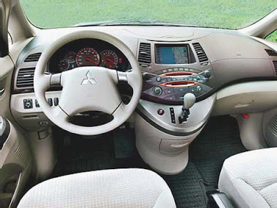 Mitsubishi-Grandis_interior.jpg