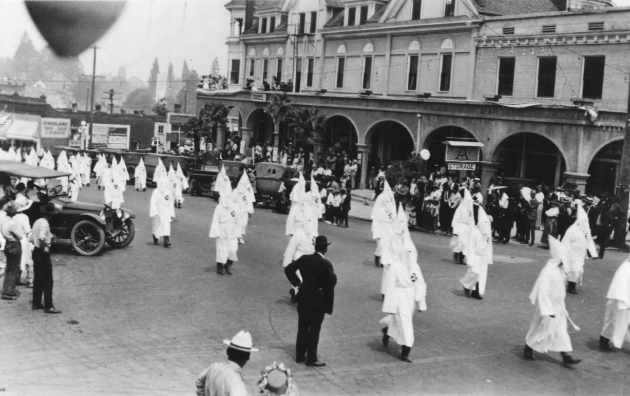 [KKK+march+in+Ashland+1920s.jpg]