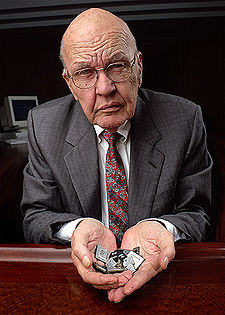 [225px-Jack_Kilby.jpg]