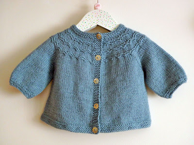 Chocolate à chuva: smocked baby cardi + cabled booties
