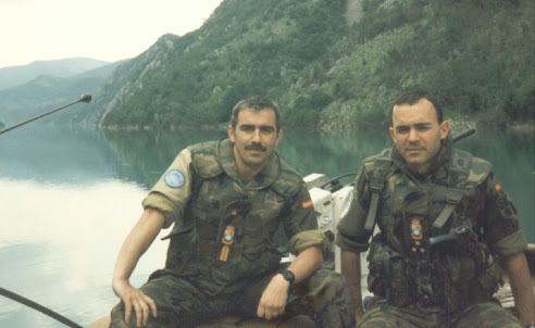 Capitán Gómez y Brigada Lozano embarcados en el rio Neretva de Mostar