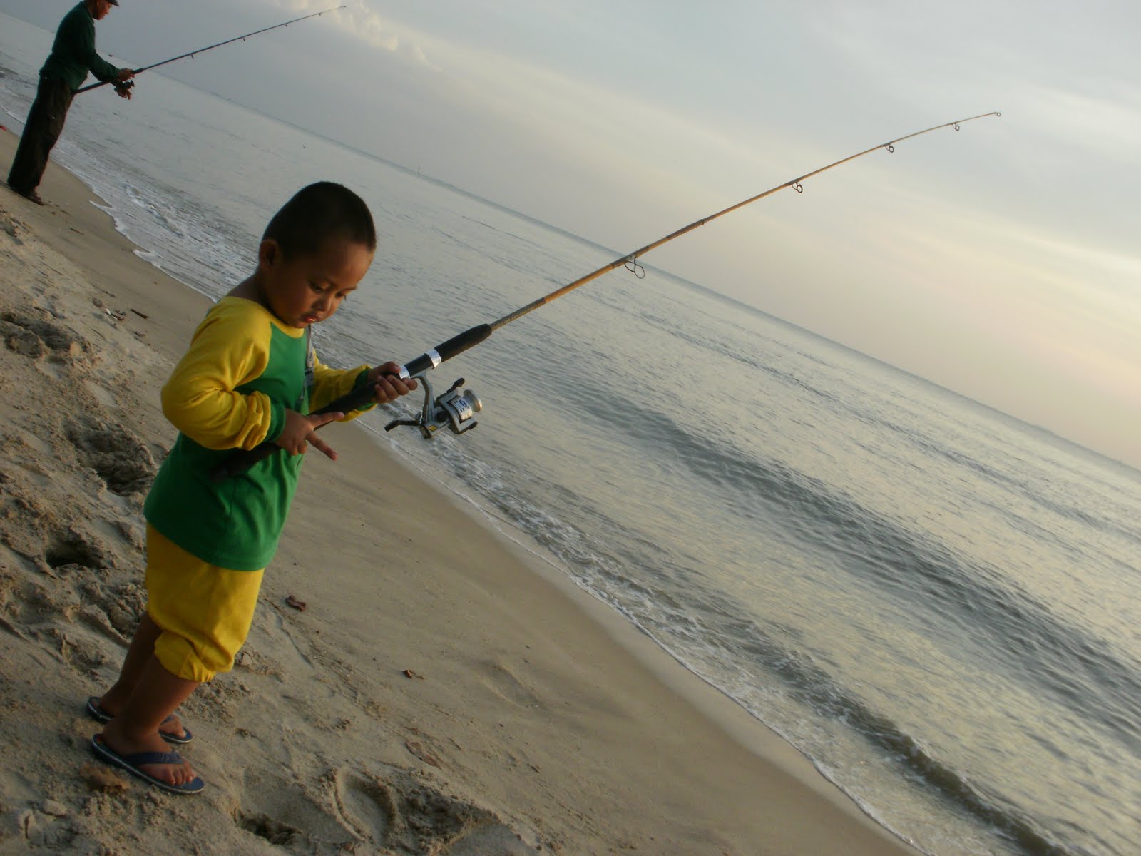 205m4d1: Mancing Di Pantai Batu Bengkung